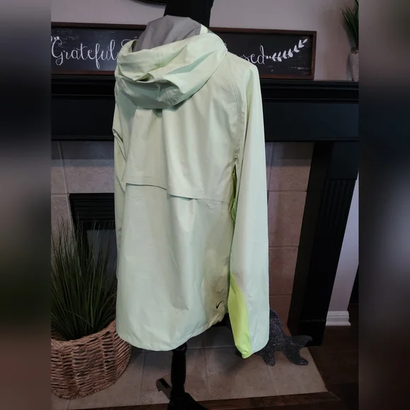 Nike Men's Light Green Jacket - Picture 8 of 12